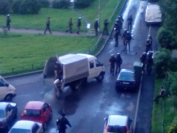 В Петербурге в жилом доме продолжается операция по задержанию кавказских боевиков, слышны взрывы. 