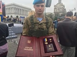 Президент Петр Порошенко 24 августа присвоил звание Героя Украины четырем военным, в том числе посмертно - капитану Сергею Колодию и солдату Игорю Брановицкому. 