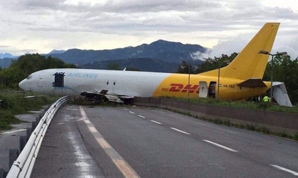 В аэропорту северо-итальянского города Бергамо грузовой самолет Boeing 737-400 выехал за пределы взлетно-посадочной полосы (ВПП) на дорогу. 