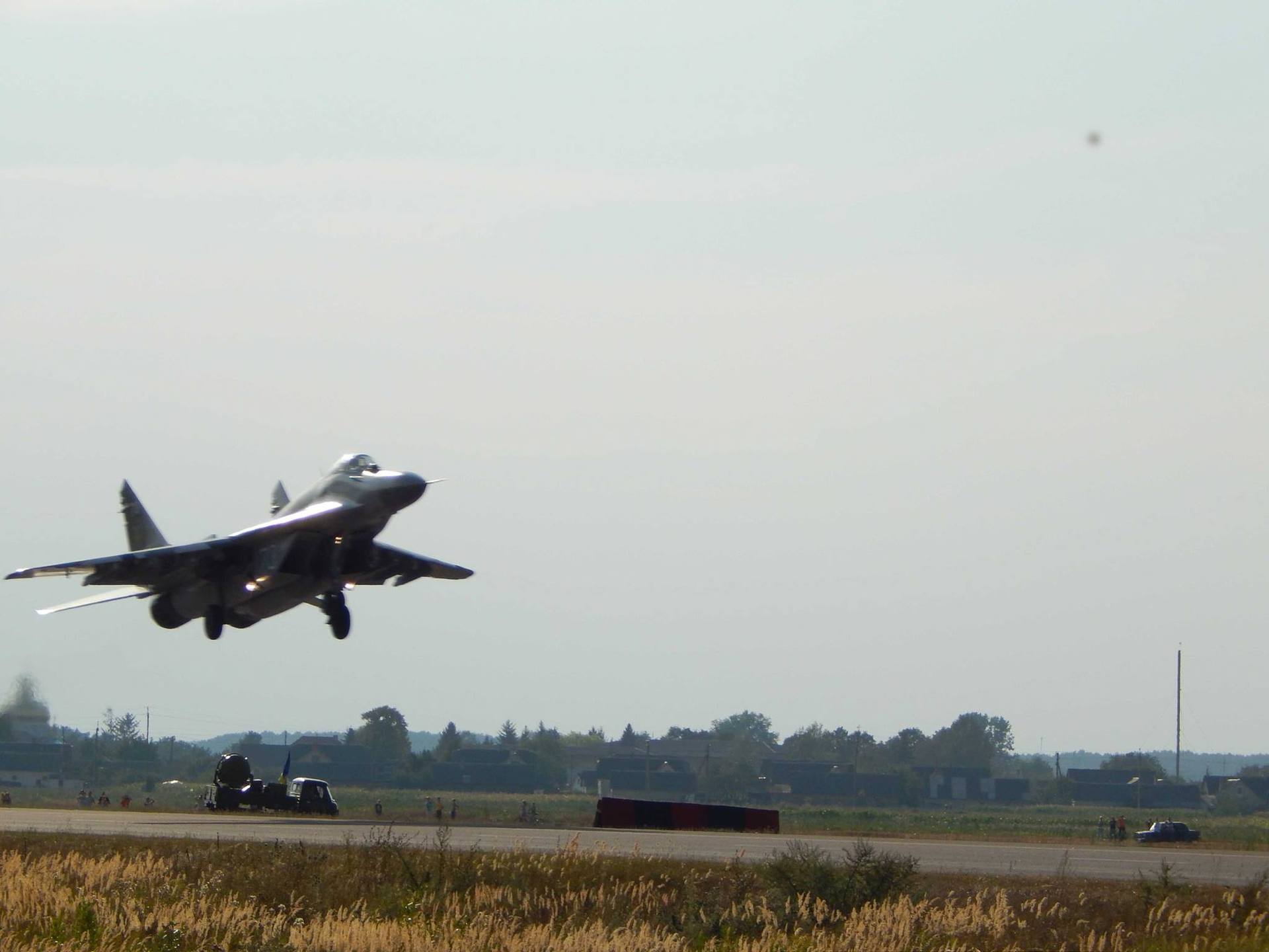 Украинские МиГ-29 совершили учебную посадку и взлет на авиационном участке автотрассы в рамках учений "Небесный щит-2016". 