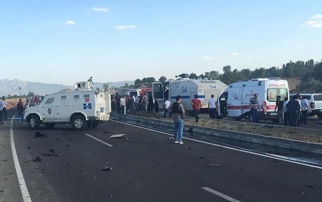 В результате взрыва полицейского броневика на востоке Турции в провинции Бингель погибли пять полицейских и четверо получили ранения. 