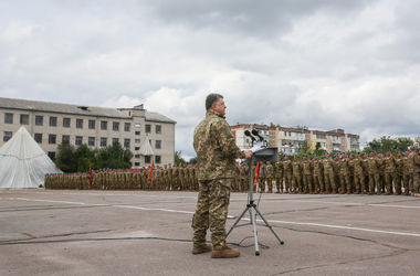 Парад на День Независимости не ослабит позиции военных на фронте – Порошенко 