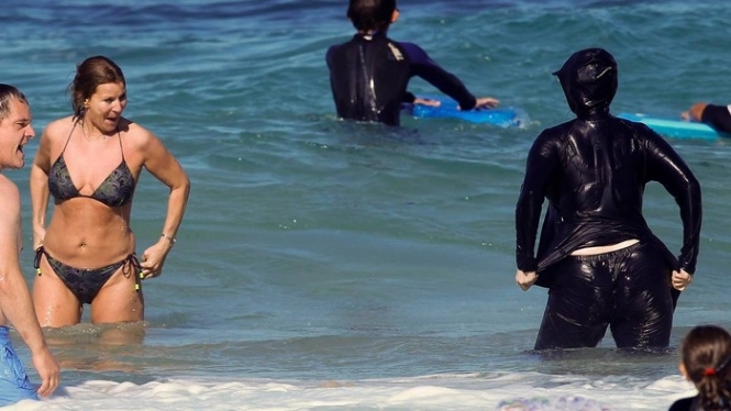 Мэр Канн Давид Лиснар запретил купальные костюмы, которые полностью закрывают тело - так называемые буркини. 