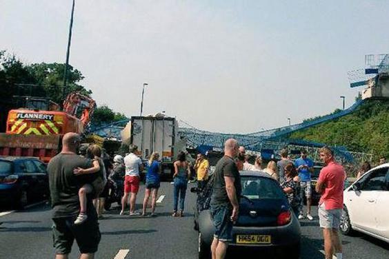 В Великобритании в графстве Кент сегодня, 27 августа 2016 года, пешеходный мост рухнул на автостраду. 