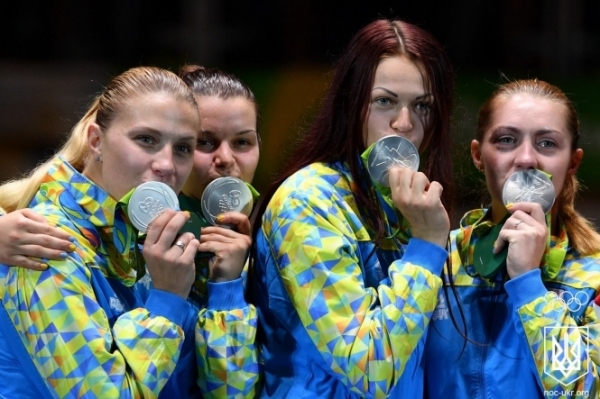Женская команда Украины завоевала "серебро" Олимпиады-2016 в фехтовании на саблях. 