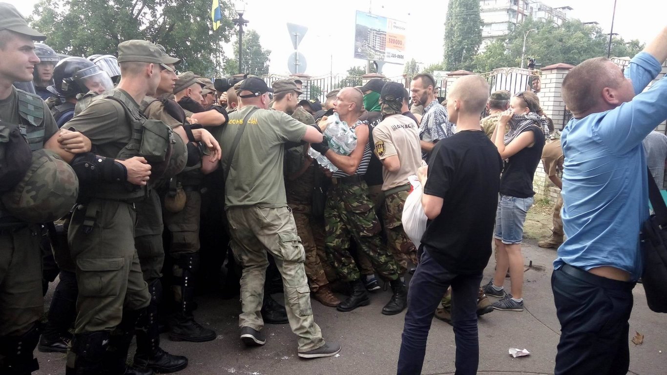 Митингующие возле суда, который рассматривает дело бойца "Торнадо", вступили в драку с правоохранителями. 