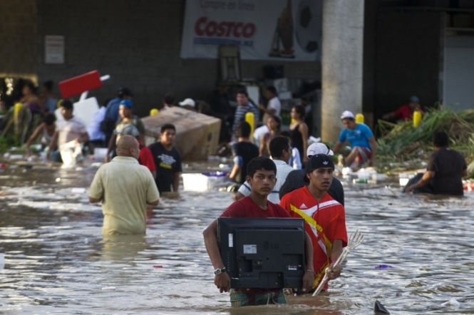 В результате проливных дождей и оползней, вызванных тропическим штормом "Эрл" в восточной части Мексики погибли уже менее 45 человек. 