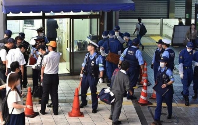 В Токио шестерых пассажиров метро направили в больницу после жалоб на недомогание из-за запаха в поезде. 
