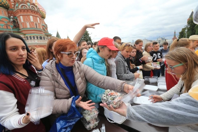 В центре Москвы на Красной площади россиянам раздали 20 тонн салата. 
