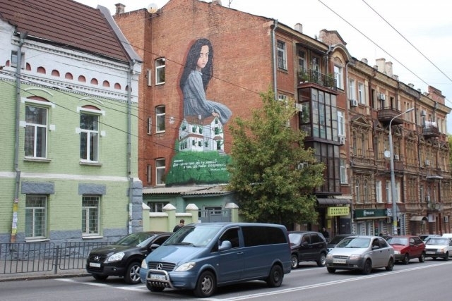 В центре Днепра на одной из многоэтажек открыли мурал в честь переселенцев из Донбасса. 