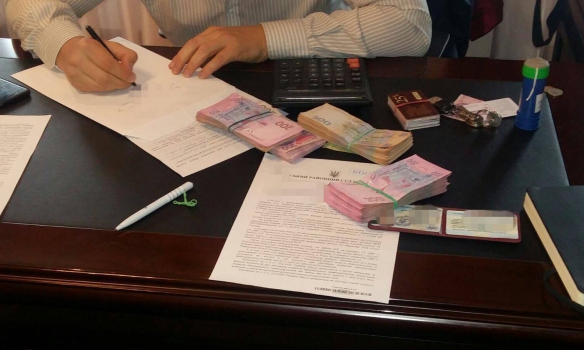 Служба безопасности Украины совместно с внутренней безопасностью Государственной фискальной службы и прокуратурой задержала на взятке одного из руководителей ГУ ГФС в Ровенской области. 