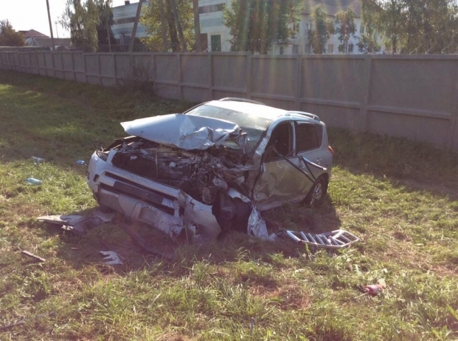 В Стрыйском районе Львовской области пополам разорвало автомобиль BMW во время ДТП. 