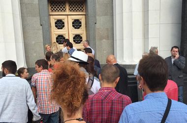 ФОТОФАКТ. Под Радой столпились журналисты из-за выступления Порошенко 