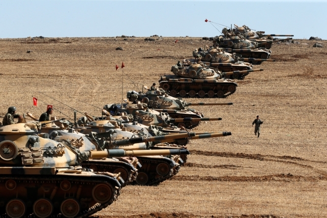 Турецкие танки пересекли сирийскую границу со стороны провинции Килис и вошли в город Аль-Раи, в то время как турецкие гаубицы обстреливали позиции "Исламского государства". 