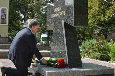 Порошенко почтил память сотрудников и студентов КПИ, погибших во время Революции Достоинства 