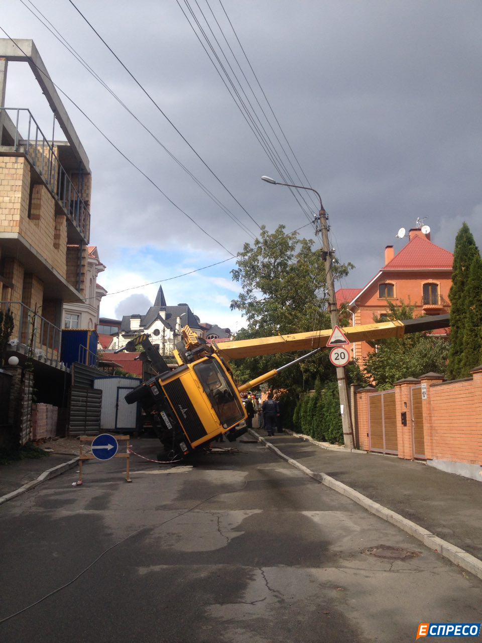 В Печерском районе Киева автокран МАЗ упал на дом, расположенный по адресу переулок Редутный, 10. 