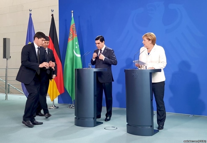 На встрече канцлера Германии Ангелы Меркель с президентом Туркменистана Гурбангулы Бердымухамедовым в Берлине последнему поменяли стакан с водой. 