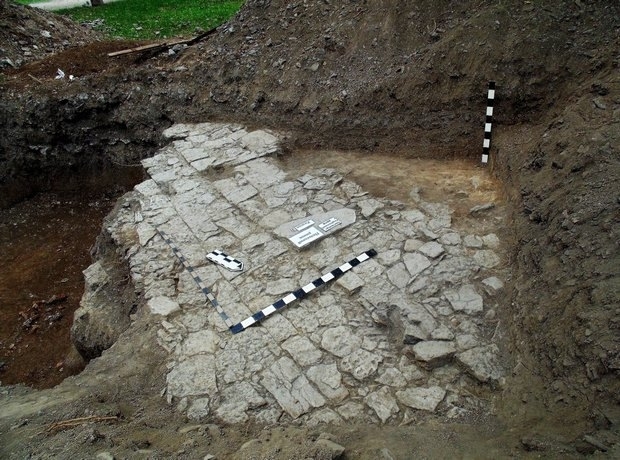 Археологи обнаружили самую старую городскую брусчатку в Украине - на Польском рынке в городе Каменец-Подольский (Хмельницкая область). 