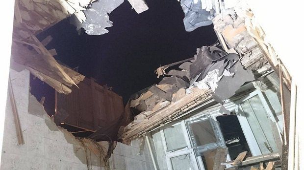В Харькове ночью произошло дорожно-транспортное происшествие, в результате которого грузовик ЗИЛ оказался на крыше частного жилого дома на улице Чебышева. 