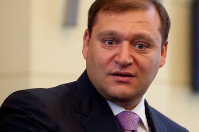 Народный депутат Украины Михаил Добкин не пустил в дом силовиков, которые пришли к нему с обыском, однако добровольно передал им все необходимые документы. 