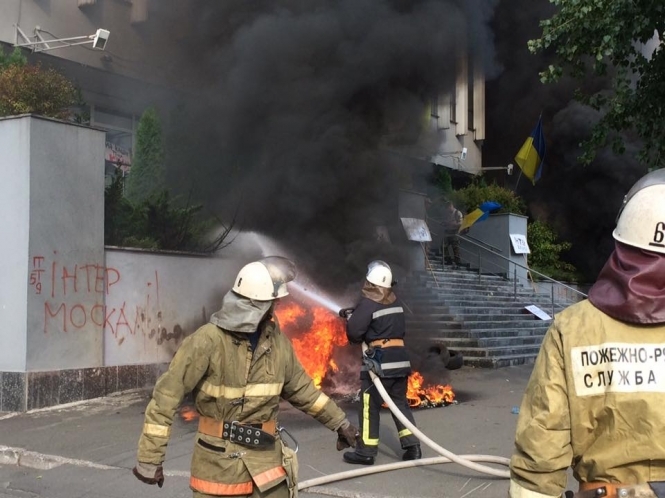В Киеве на улице Щусева горит здание телеканала "Интер". 