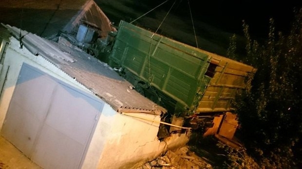 В Харькове ночью произошло дорожно-транспортное происшествие, в результате которого грузовик ЗИЛ оказался на крыше частного жилого дома на улице Чебышева. 