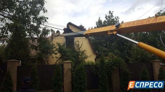 В Печерском районе Киева автокран МАЗ упал на дом, расположенный по адресу переулок Редутный, 10. 