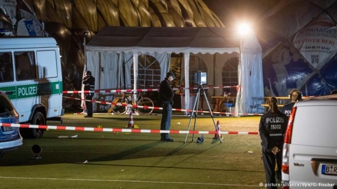 В Берлине полиция застрелила беженца, который напал с ножом на своего соседа в общежитии для мигрантов. 