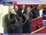 В зале Верховной Рады произошла драка между Алексеем Гончаренко и народными депутатами от “Оппозиционного блока”.
