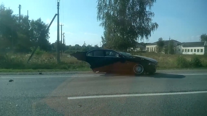 В Стрыйском районе Львовской области пополам разорвало автомобиль BMW во время ДТП. 
