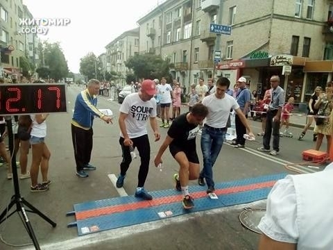 Мэра Житомира Сергея Сухомлина госпитализировали после финиша на полумарафоне в центре города. 