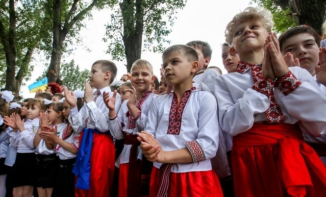 Глава подконтрольной Украины части региона Павел Жебривский заявил, что средних школ с украинским языком обучения стало 60%. 