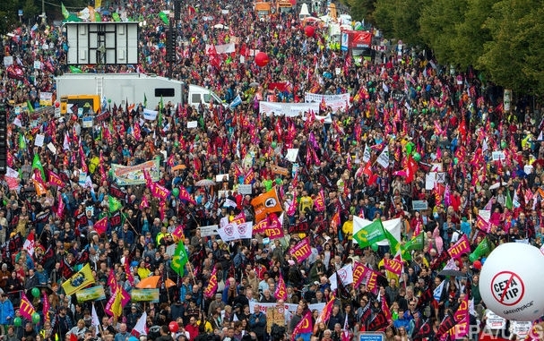 В субботу, 17 сентября, в Берлине и других крупных городах страны проходят акции протеста из-за планов Брюсселя подписать договор о так называемой зоне свободной торговли - Трансатлантическое торговое и инвестиционное партнерстве (TTIP) и CETA. 