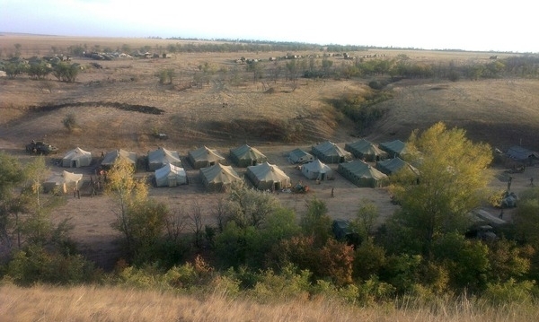 Военные России начали разворачивать полевой лагерь в трех км от границы с Украиной. 