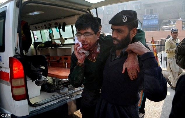 По меньшей мере 16 человек погибли и еще 24 получили ранения в результате самоподрыва террориста-смертника в мечети в районе Мохманд на северо-западе Пакистана, недалеко от границы с Афганистаном. 