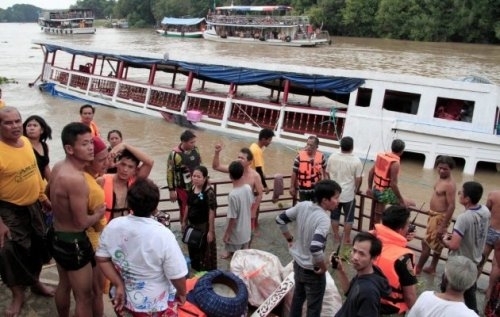 В результате столкновения двухпалубного теплохода с бетонным мостом в Таиланде погибли по меньшей мере 13 человек. 