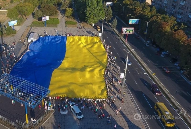 В Мариуполе, Донецкой области развернули самый большой украинский флаг за всю историю независимости Украины. 