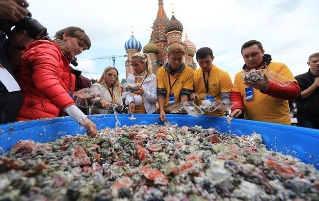В центре Москвы на Красной площади россиянам раздали 20 тонн салата. 