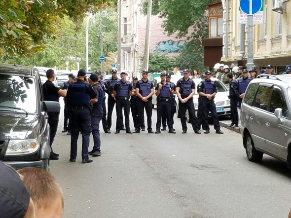 
    Азов пикетируют Печерский суд - фото 