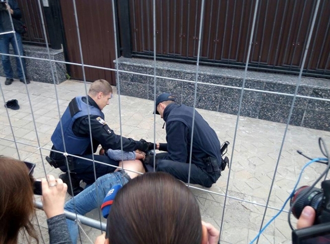 Правоохранители задержали еще одного участника акции протеста под посольством РФ, который бросил яйцо в человека, который приехал в воскресенье проголосовать на выборах в Государственную Думу. 