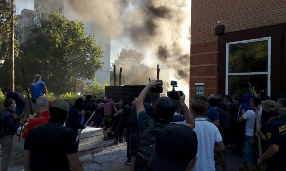 В Киеве в Святошинском переулке снова начались столкновения на строительстве "Киевгорстроя", который собирается возвести 25-этажку на территории, которую местные жители используют как парковку. 