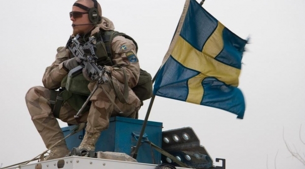 Власти Швеции заявили, что с 2018 года снова вводят всеобщую воинскую повинность, в том числе и для девушек. 