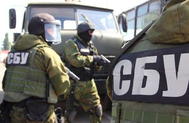 Сотрудники Службы безопасности и Национальной полиции задержали гражданина, который пытался дать взятку высокопоставленному чиновнику Львовского облсовета за рассмотрение вопроса "тихой федерализации". 
