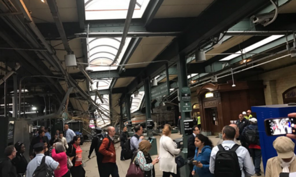 В США поезд въехал в железнодорожную станцию ​​29 сентября, более сотни пострадали. 