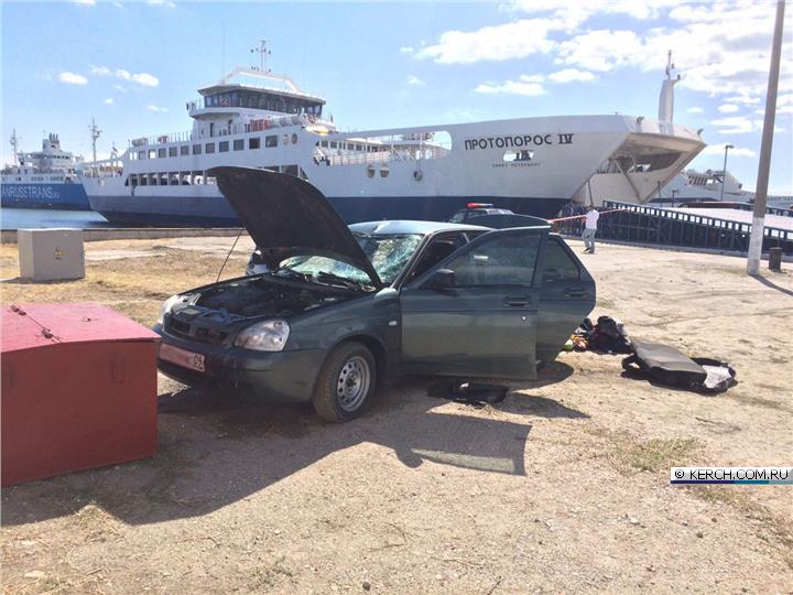 На Керченской переправе в аннексированном Крыму автомобиль с водителем упал в воду. 