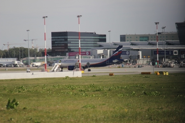 Самолет российской авиакомпании "Аэрофлот" столкнулся с польским самолетом авиакомпании "SprintAir" на аэродроме варшавского аэропорта имени Ф. Шопена. 