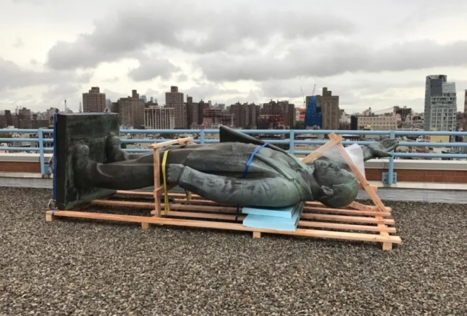 В Нью-Йорке, на Манхэттене, в районе Ист-Виллидж с крыши жилого дома демонтировали статую Ленина. 