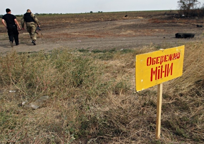 Служба безопасности Украины выявила в Донецкой области вблизи с линией разграничения три запрещенные международными конвенциями противопехотные мины. 