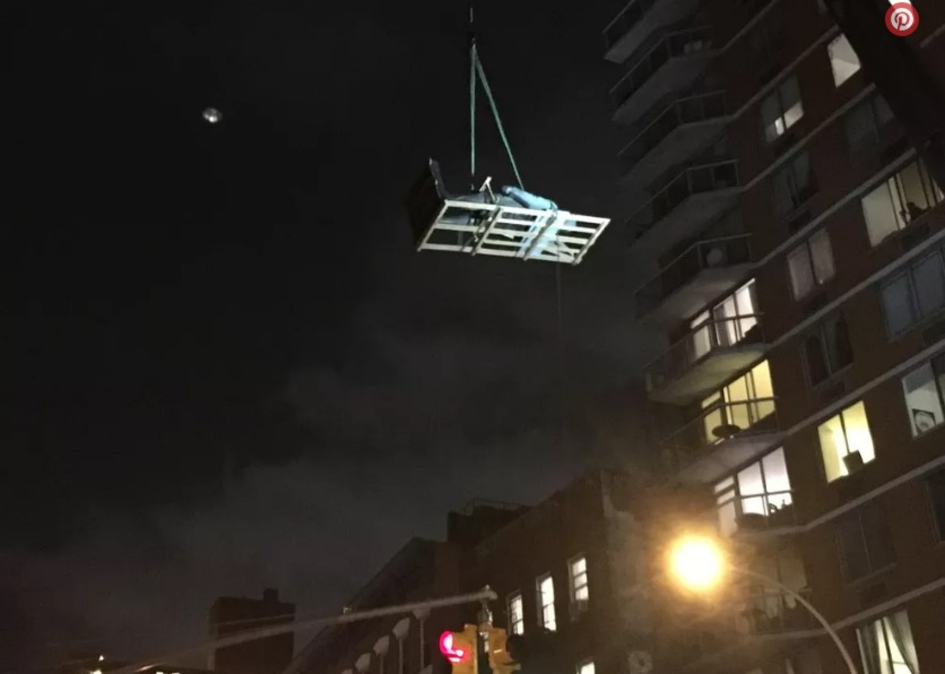 В Нью-Йорке, на Манхэттене, в районе Ист-Виллидж с крыши жилого дома демонтировали статую Ленина. 