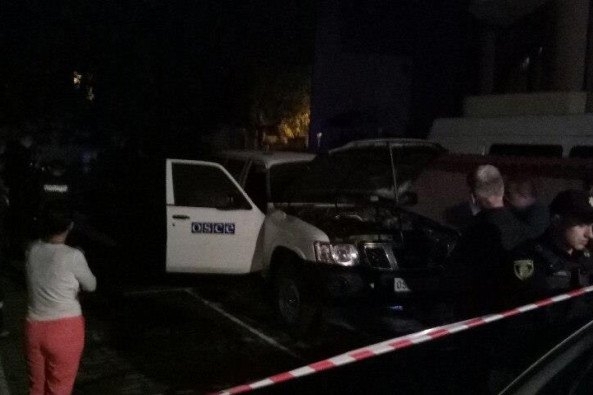 В Ивано-Франковске, вечером 6 сентября, подожгли автомобиль Nissan Patrol, который использует Организация по безопасности и сотрудничеству в Европе. 